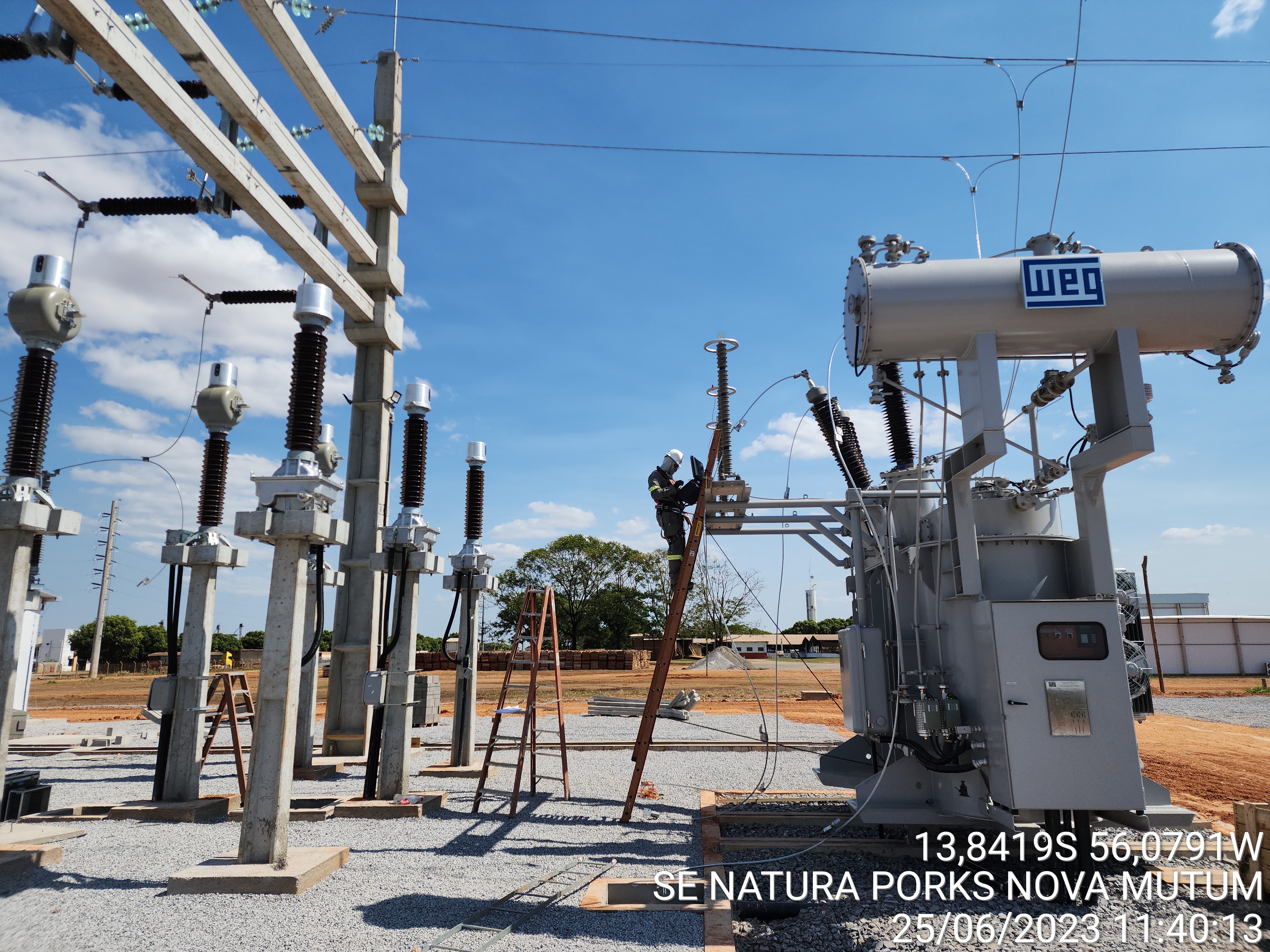 Equipe trabalhando em subestação elétrica